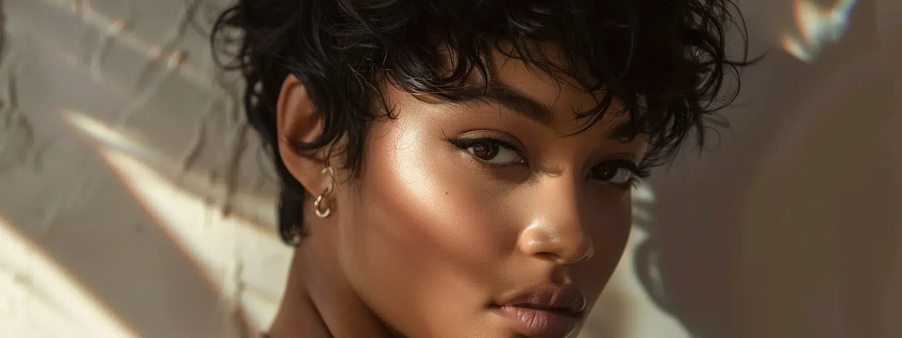 Effortless Short Hair Styling: Your Ultimate Guide 2 a woman with a chic pixie cut effortlessly styles her hair with textured waves, adding a touch of volume and simple accessories for a trendy everyday look.